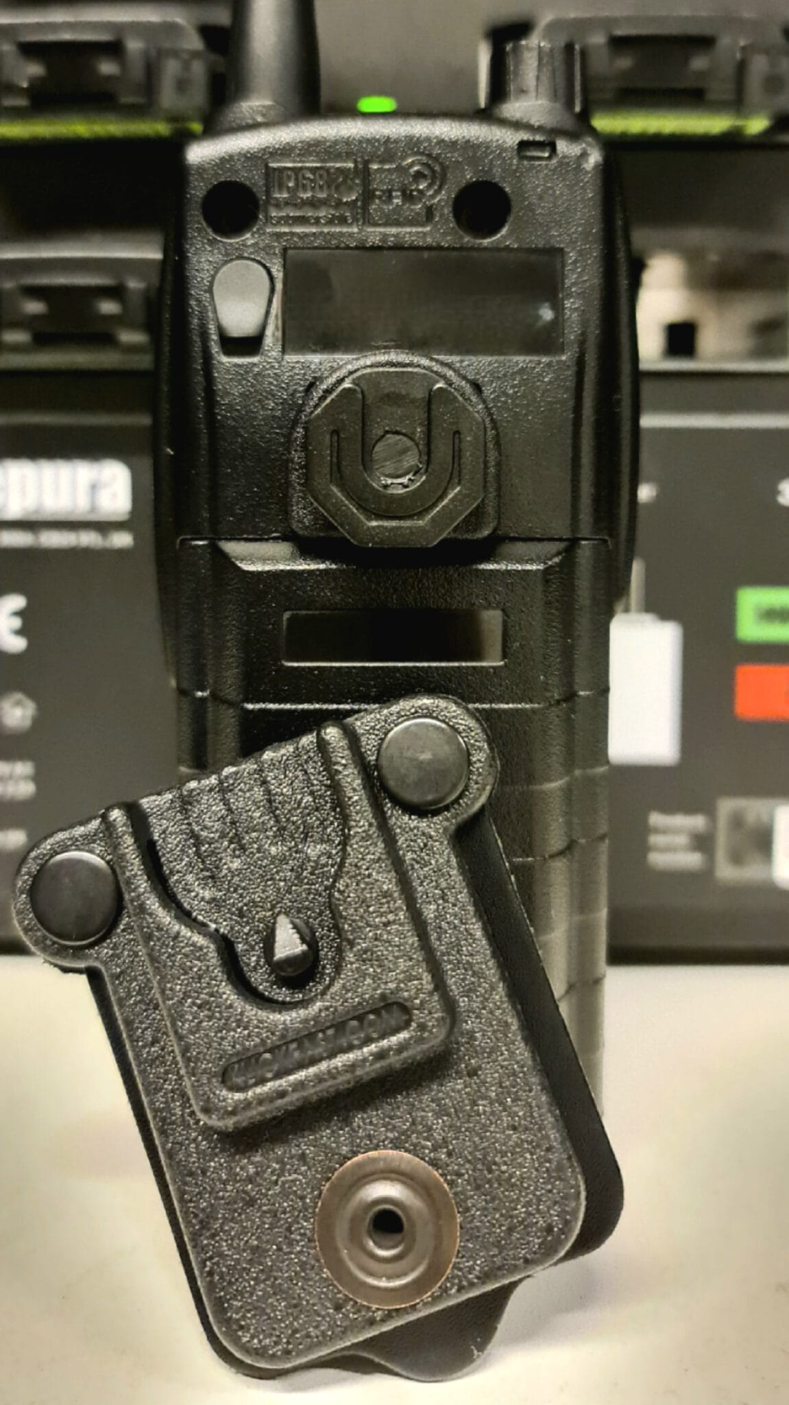 Sepura-body-clip-en-stud